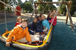 Bild mit Kindern in einer Bootsschaukel