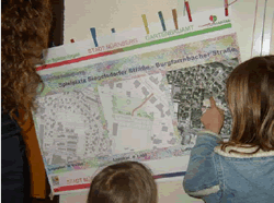 Bild von Kindern vor einer Planungskarte